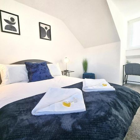 Stylish 3 Bedrooms & 2 Bathrooms House, Free Parking On Premises! CBG Exterior photo