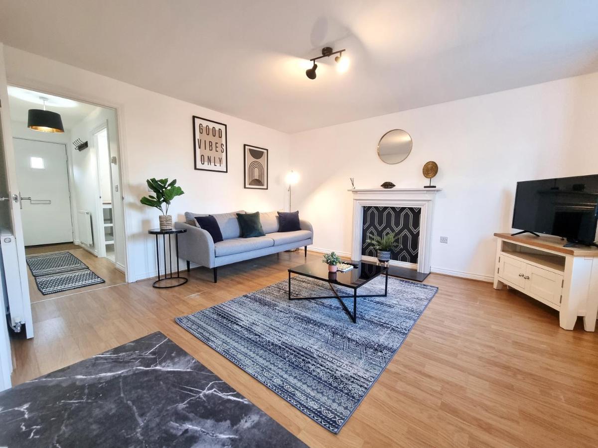 Stylish 3 Bedrooms & 2 Bathrooms House, Free Parking On Premises! CBG Exterior photo