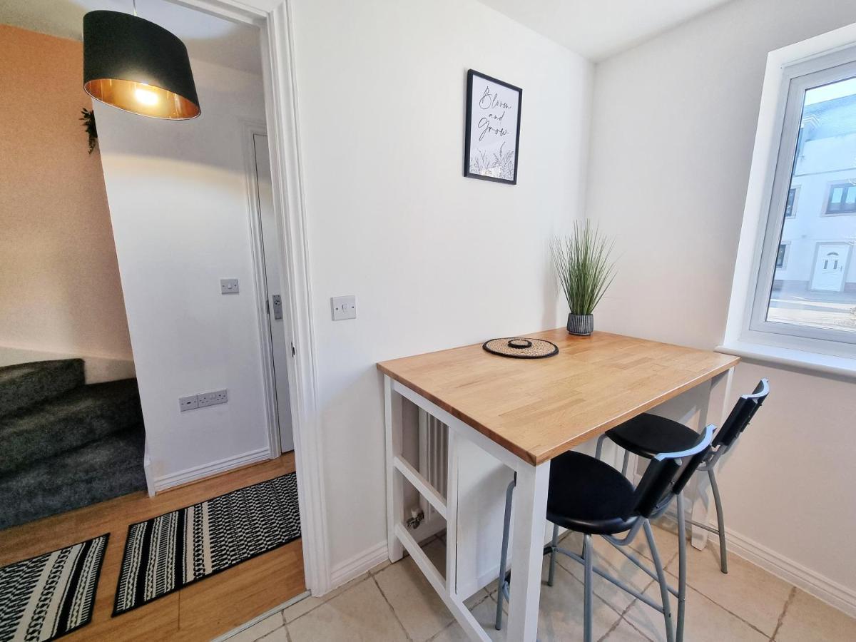 Stylish 3 Bedrooms & 2 Bathrooms House, Free Parking On Premises! CBG Exterior photo