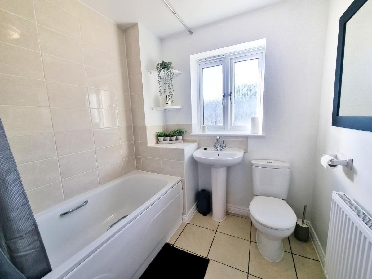 Stylish 3 Bedrooms & 2 Bathrooms House, Free Parking On Premises! CBG Exterior photo