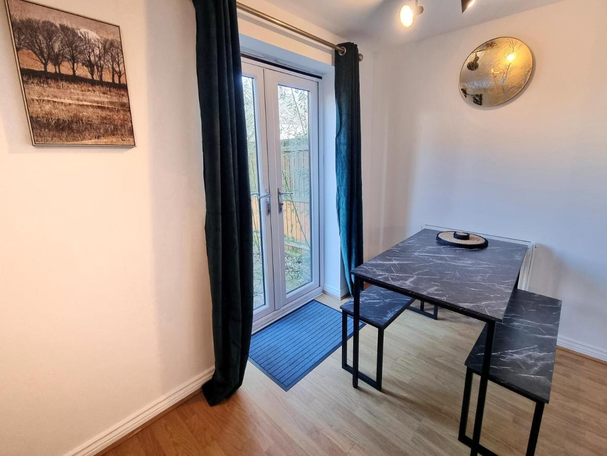 Stylish 3 Bedrooms & 2 Bathrooms House, Free Parking On Premises! CBG Exterior photo